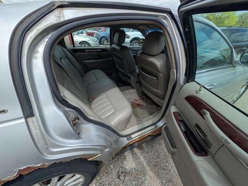Used 2003 Lincoln Town Car Signature RWD image 27