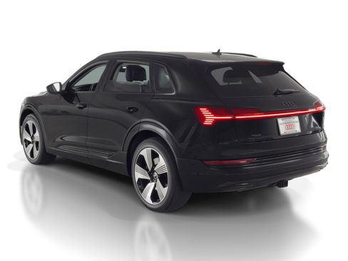 Used 2022 Audi e-tron Premium Plus image 3