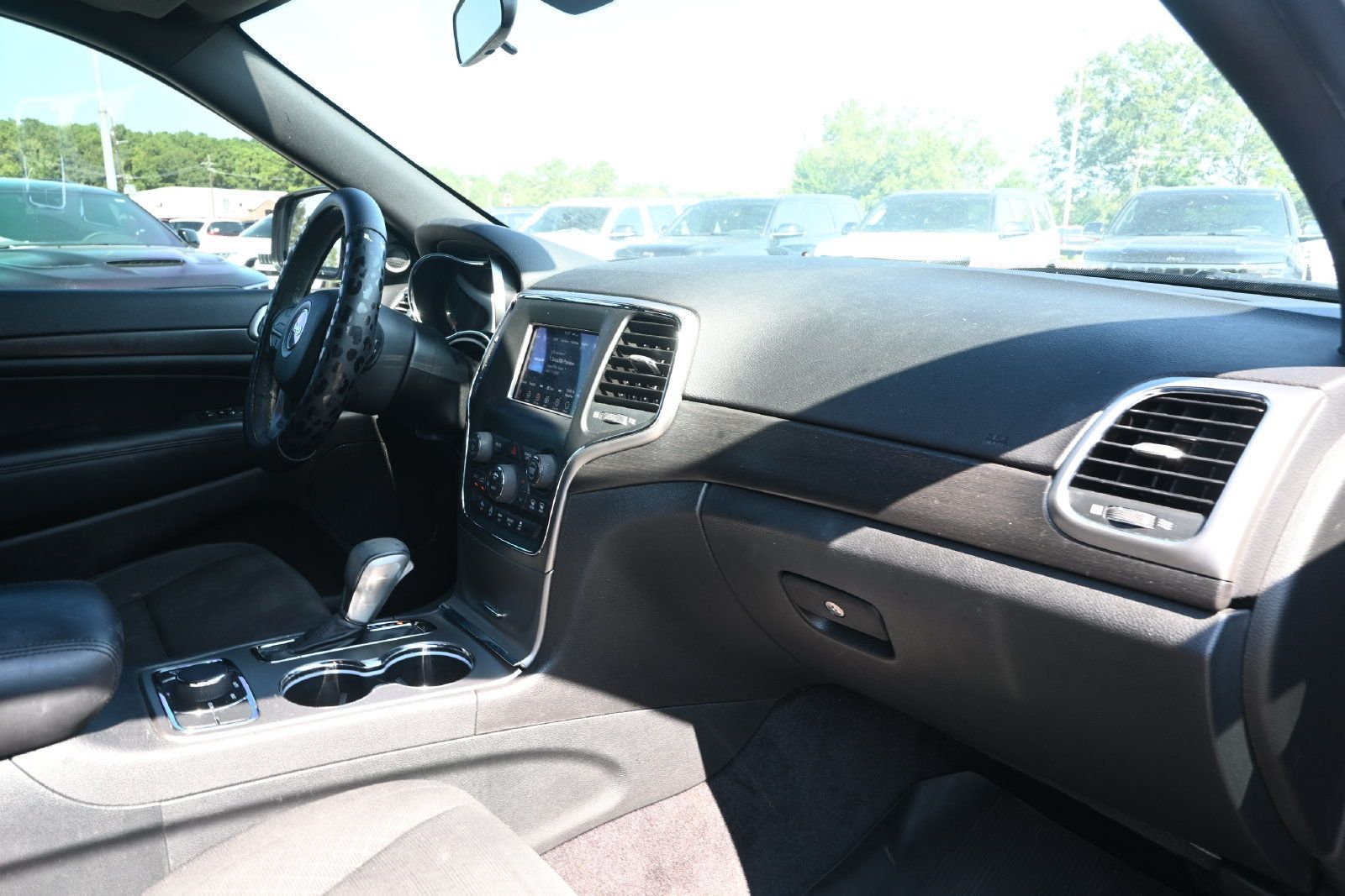 Used 2018 Jeep Grand Cherokee Laredo AWD/4WD image 27