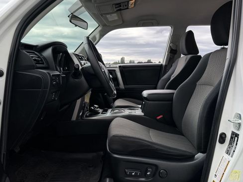 Used 2018 Toyota 4Runner SR5 AWD/4WD image 9