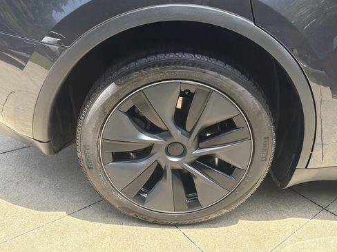 Used 2025 Tesla Model Y Long Range RWD image 17