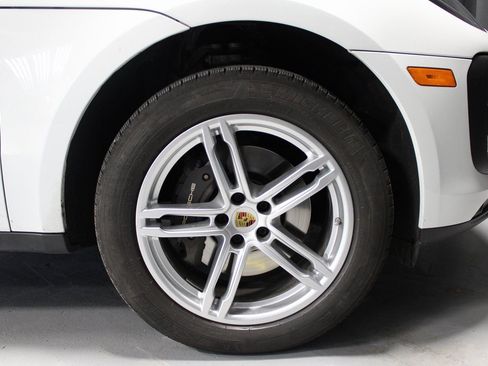Certified 2025 Porsche Macan image 16