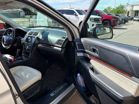 Used 2018 Ford Explorer Platinum AWD/4WD image 29