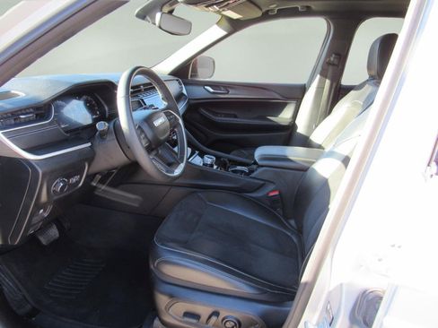 Used 2023 Jeep Grand Cherokee Altitude image 13