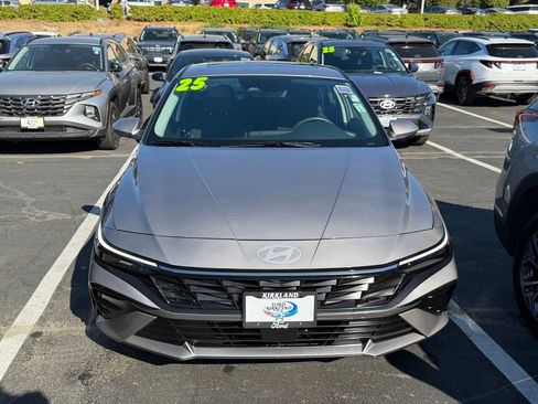 Used 2025 Hyundai Elantra SEL FWD image 5