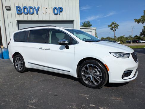 Certified 2023 Kia Sorento SX FWD image 2