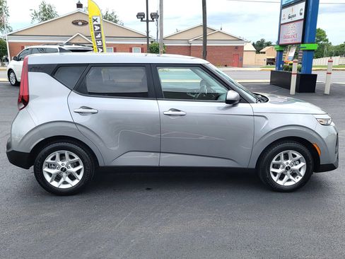 Used 2022 Kia Soul LX w/ Technology Package FWD image 4