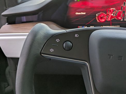 Used 2022 Tesla Model X image 17