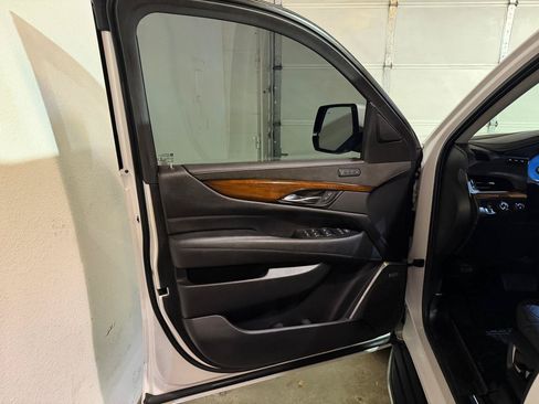 Used 2020 Cadillac Escalade ESV Luxury AWD/4WD image 9