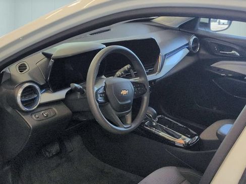 Used 2025 Chevrolet Trax LT FWD image 11