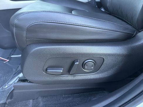 Used 2023 Kia Carnival LX FWD image 12