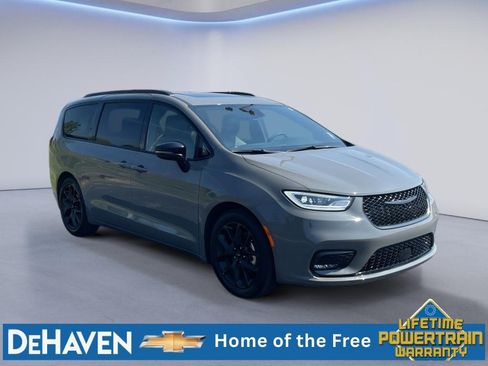 Used 2025 Chrysler Pacifica Limited FWD image 8