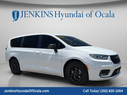 Used 2024 Chrysler Pacifica Limited w/ Uconnect Theater Family Group