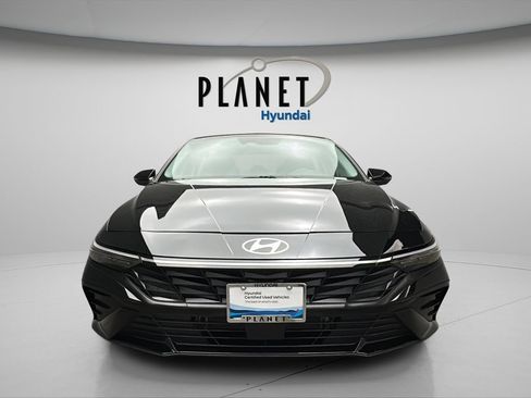 Certified 2025 Hyundai Elantra Limited FWD image 5