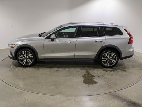 Used 2025 Volvo V60 B5 Cross Country Plus image 2