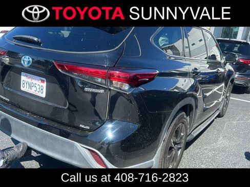 Used 2021 Toyota Highlander XLE AWD/4WD image 2