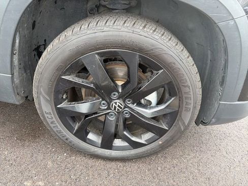 Used 2023 Volkswagen Taos SE w/ Black Wheel Package image 4