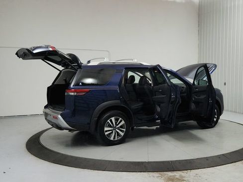 Used 2025 Nissan Pathfinder SL FWD image 15