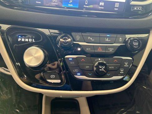 Used 2024 Chrysler Pacifica Touring-L FWD image 46