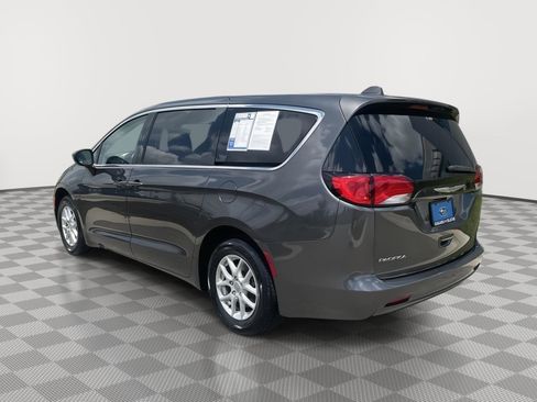 Used 2017 Chrysler Pacifica Touring FWD image 6