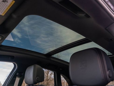 Certified 2025 Porsche Macan image 32