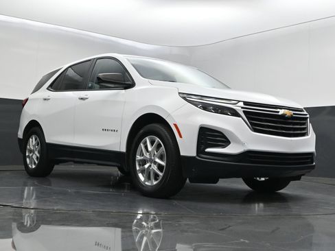 Used 2022 Chevrolet Equinox LS w/ LS Convenience Package AWD/4WD image 32