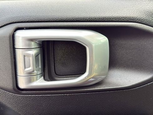 Used 2021 Jeep Gladiator Sport image 16