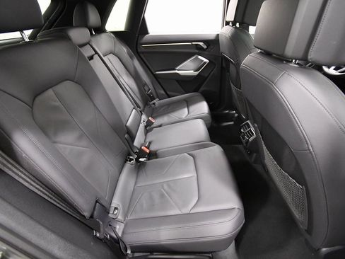 Used 2025 Audi Q3 2.0T Premium image 18