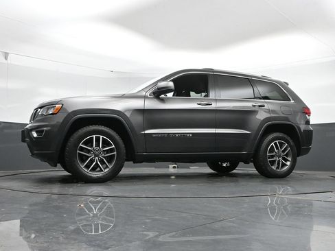 Used 2020 Jeep Grand Cherokee Laredo w/ 18" Wheel & 8.4" Radio Group AWD/4WD image 45