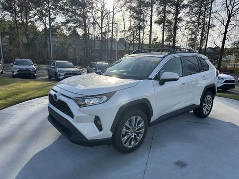 Used 2021 Toyota RAV4 XLE Premium image 5