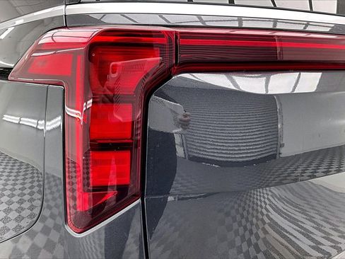 Used 2025 Kia Carnival image 31