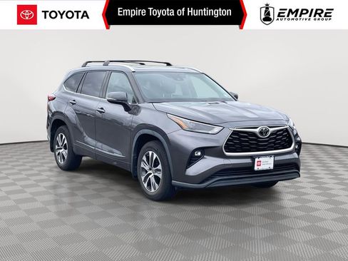 Certified 2022 Toyota Highlander XLE image 1