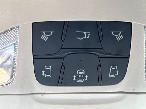 Used 2023 Chrysler Pacifica Limited FWD image 25