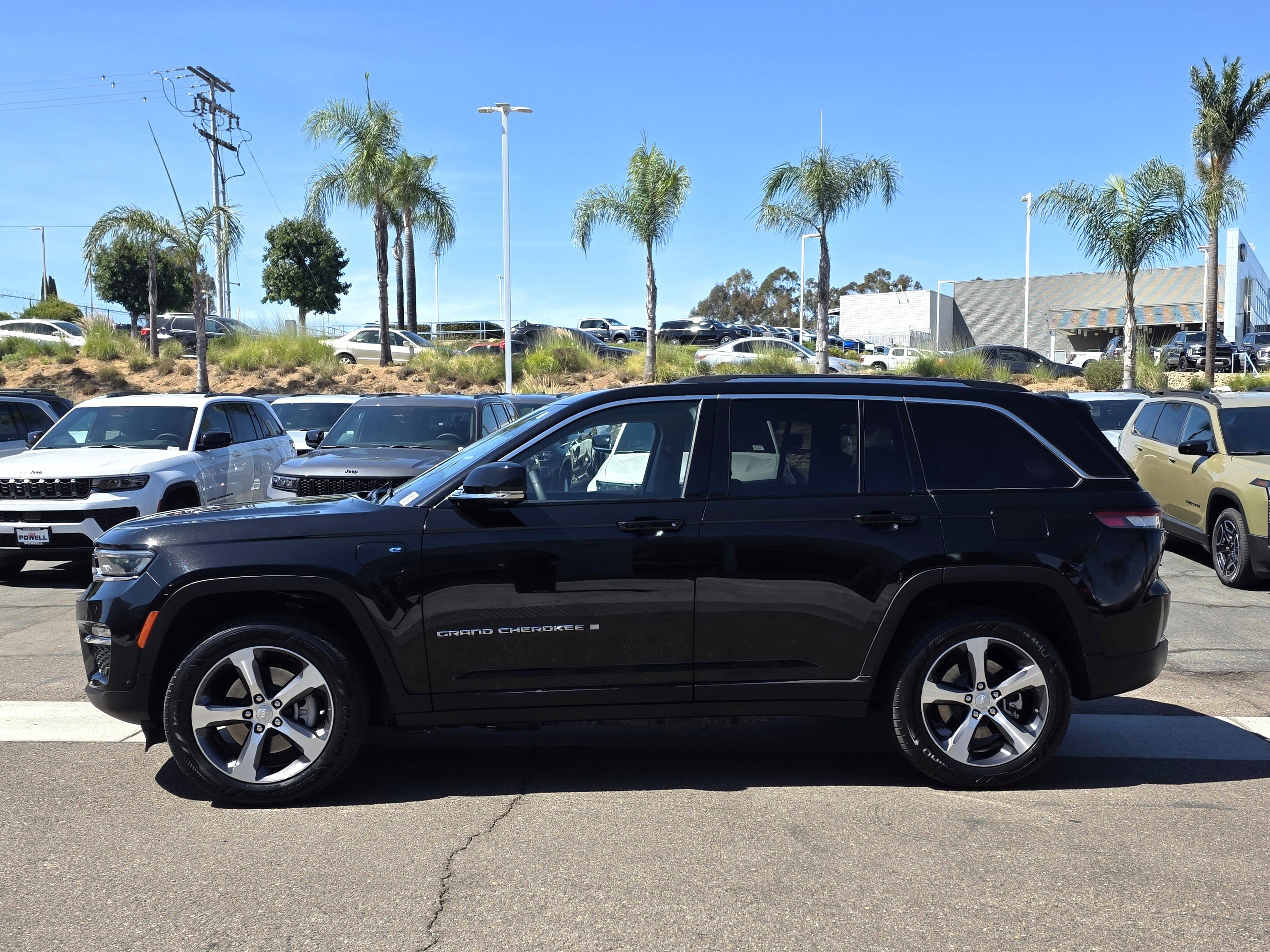 Certified 2023 Jeep Grand Cherokee 4WD 4xe w/ Luxury Tech Group II image 2