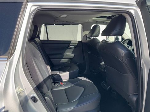 Certified 2023 Toyota Highlander AWD image 10