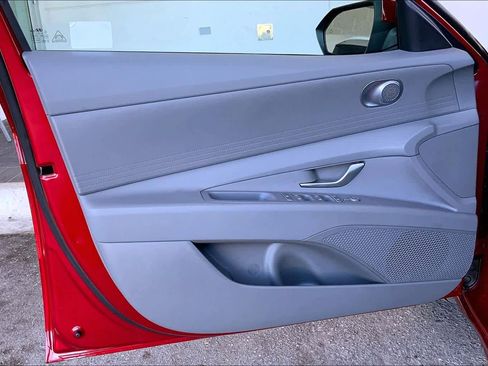 Used 2025 Hyundai Elantra SE image 21