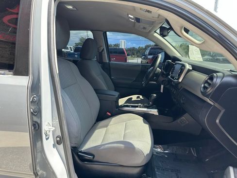 Used 2021 Toyota Tacoma SR5 AWD/4WD image 29