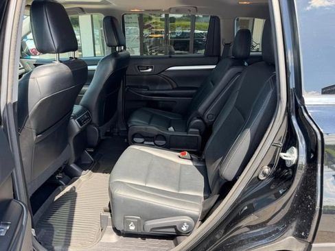 Used 2018 Toyota Highlander XLE AWD/4WD image 11