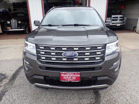 Used 2017 Ford Explorer XLT w/ Equipment Group 202A image 3