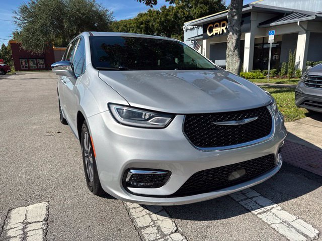 Used 2022 Chrysler Pacifica Limited w/ Uconnect Theater Family Group FWD image 2