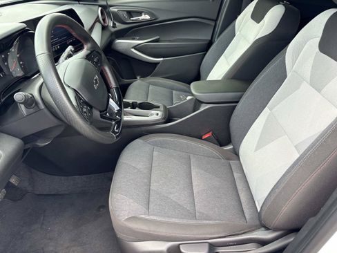 Used 2025 Chevrolet Trax RS FWD image 13