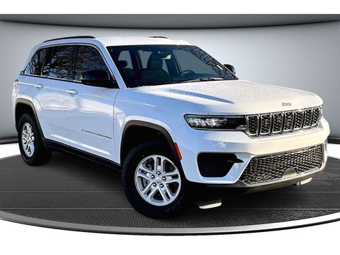 Used 2024 Jeep Grand Cherokee Laredo w/ Trailer Tow Package image 13