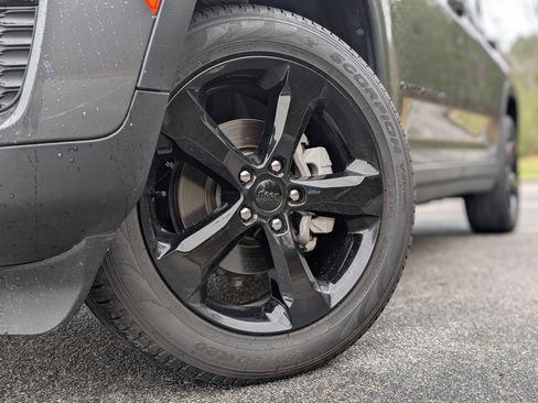 Used 2024 Jeep Grand Cherokee Limited w/ Black Appearance Package image 37