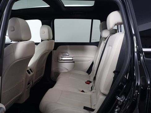 Used 2025 Mercedes-Benz GLB 250 image 11
