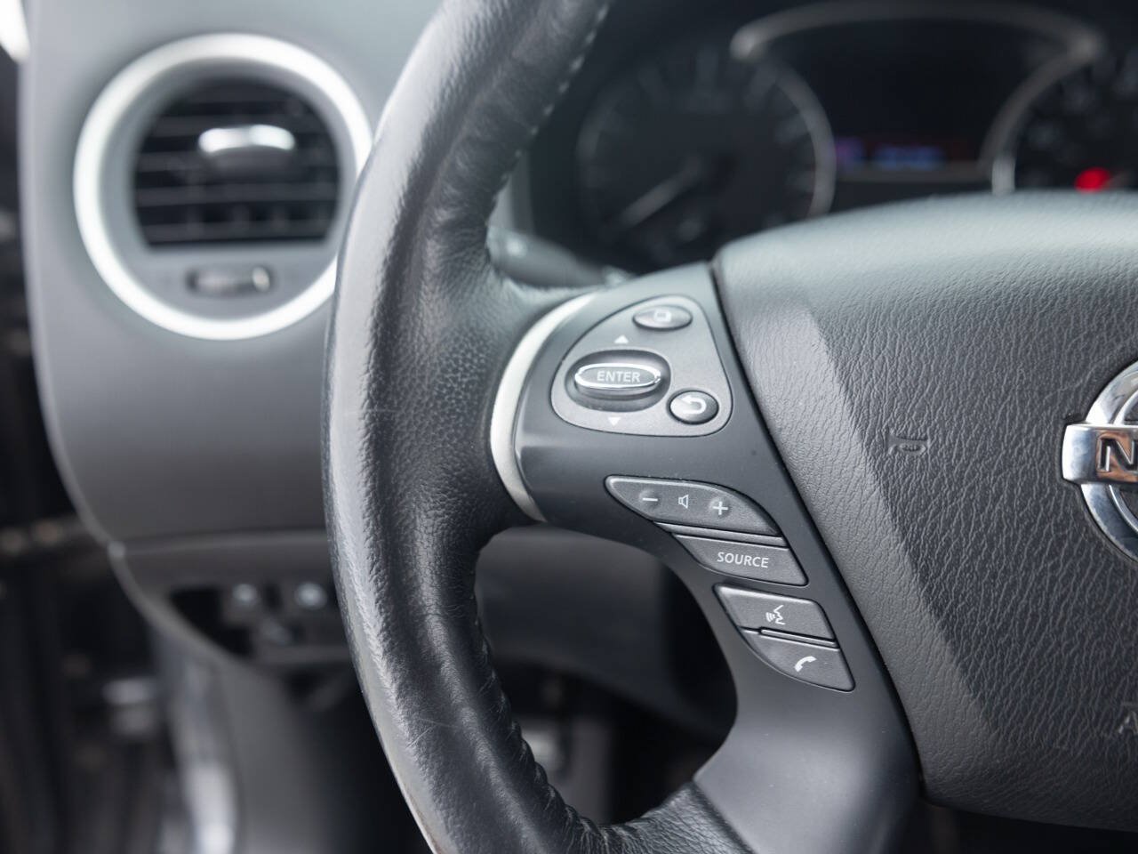Used 2019 Nissan Pathfinder SL AWD/4WD image 38