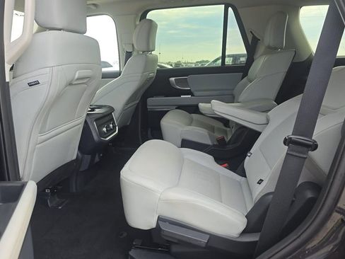 Used 2025 Ford Expedition Platinum AWD/4WD image 10