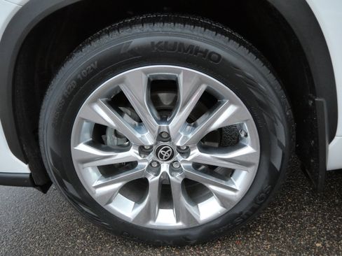 Used 2023 Toyota Highlander Limited image 16