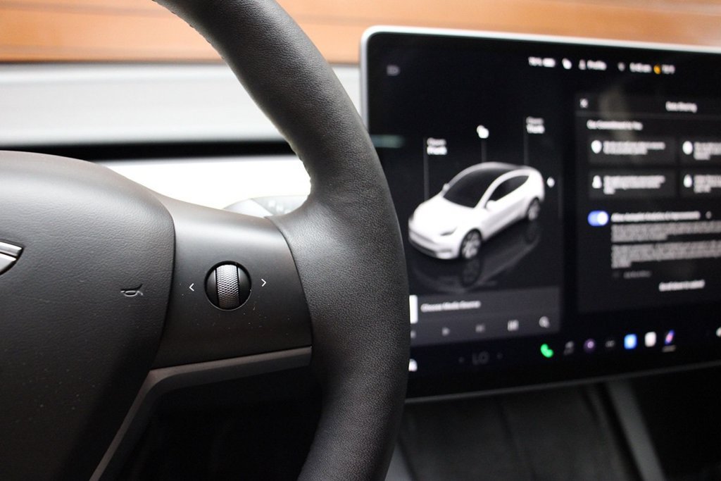 Used 2023 Tesla Model Y Long Range AWD/4WD image 31