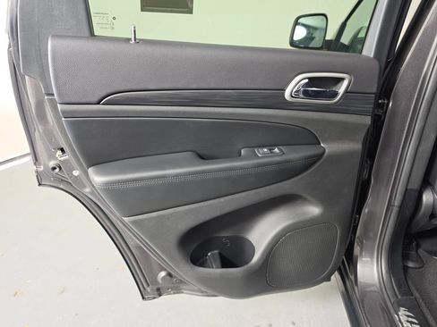 Used 2019 Jeep Grand Cherokee Laredo w/ Laredo X Package AWD/4WD image 31