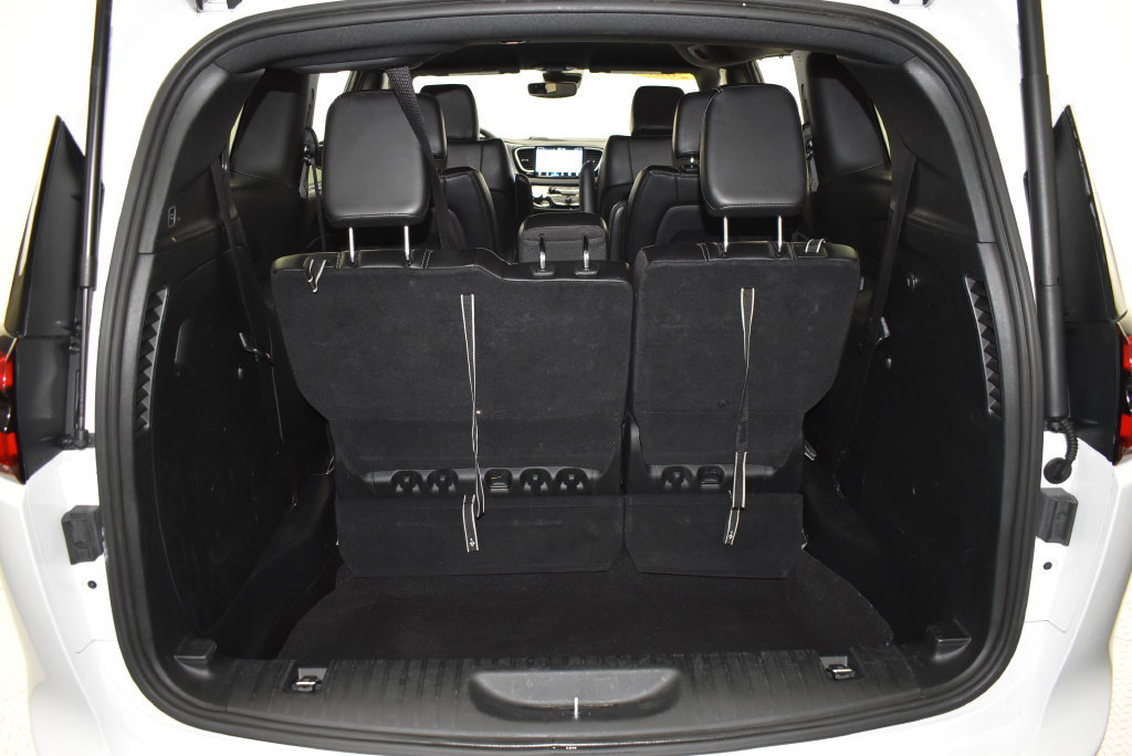 Used 2025 Chrysler Pacifica Select FWD image 36